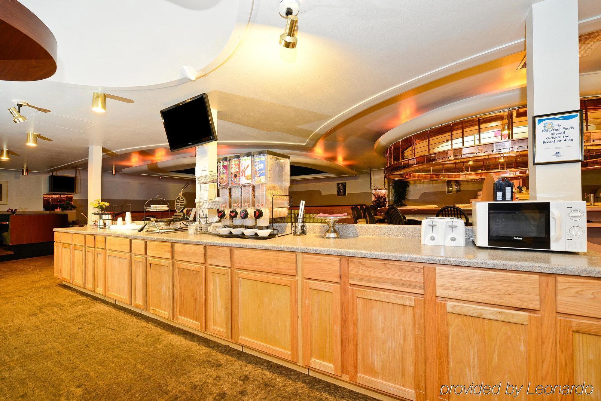 Howard Johnson By Wyndham Saint Joseph Benton Harbor Restaurant photo