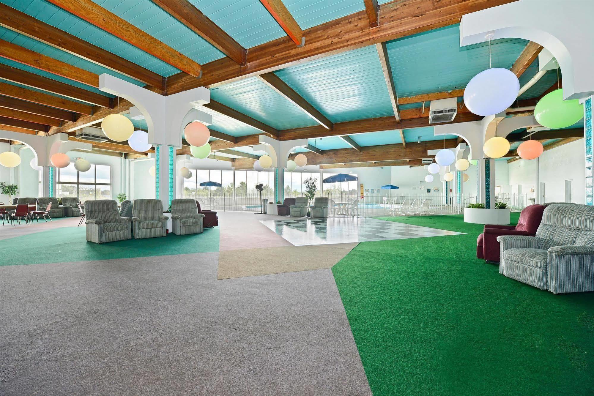 Howard Johnson By Wyndham Saint Joseph Benton Harbor Intérieur photo