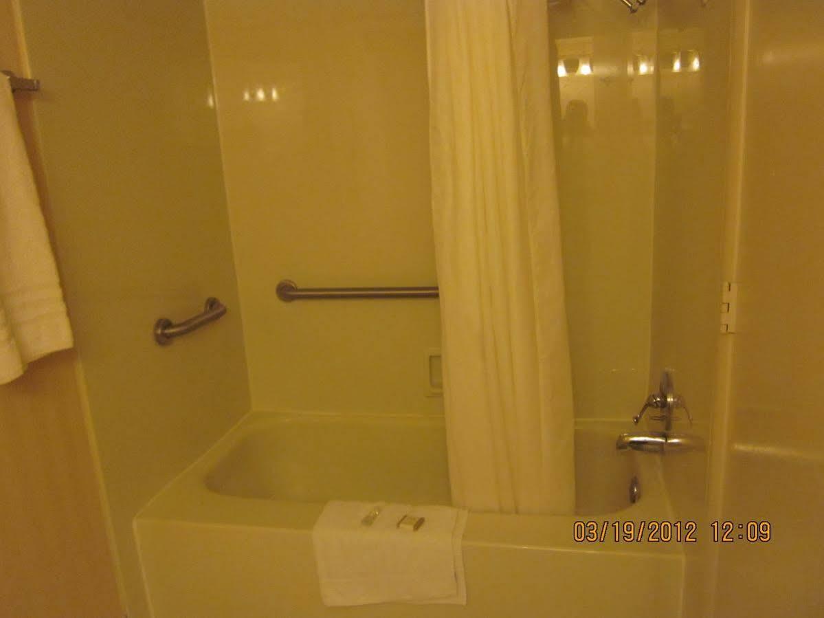 Howard Johnson By Wyndham Saint Joseph Benton Harbor Extérieur photo