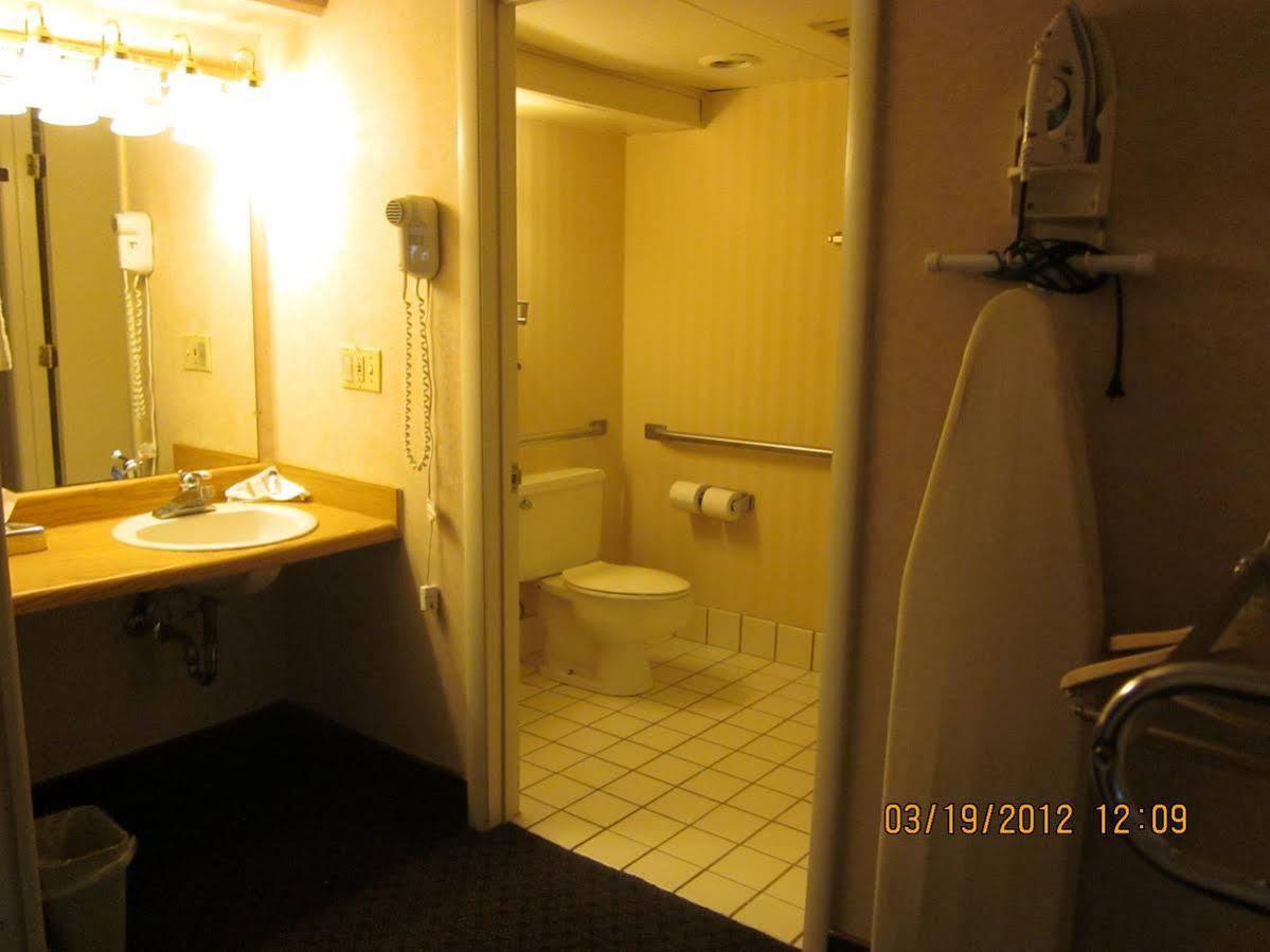 Howard Johnson By Wyndham Saint Joseph Benton Harbor Extérieur photo